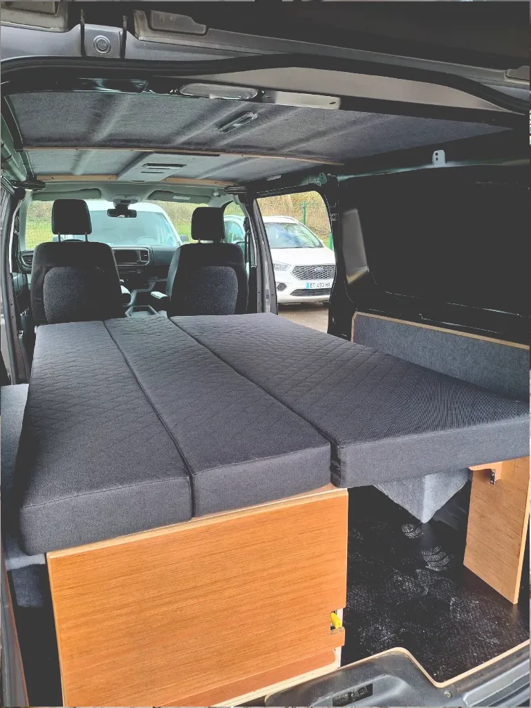 amenagement banquette lit en bois pour vanlife oise